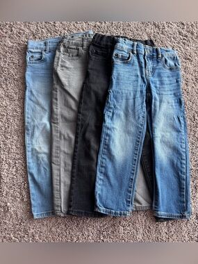 Bundle of 4 pairs of kids’ jeans 5 slim